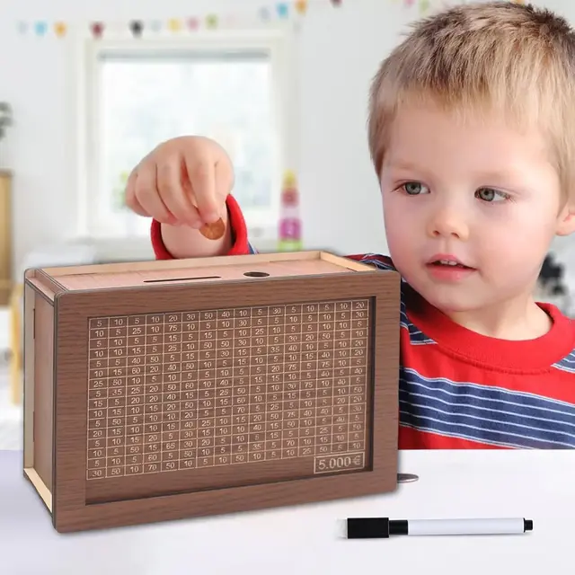 Holzspardose in Hand